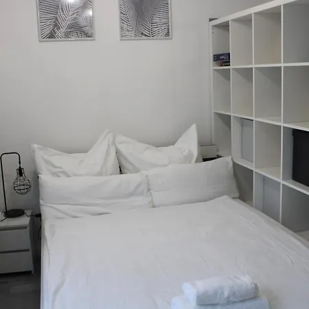 Schickes An Der Neckarpromenade