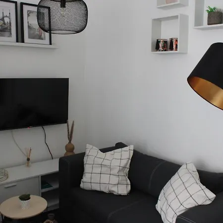 Schickes An Der Neckarpromenade