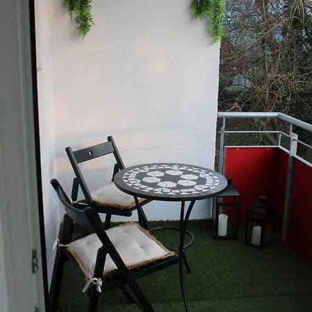 Schickes An Der Neckarpromenade